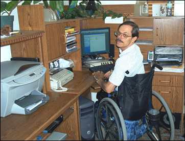 Fred Adams usando su computadora en su casa en California