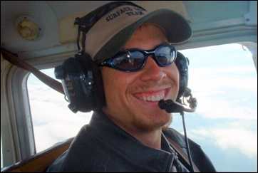 Daniiel Adams contentsimo piloteando una Cessna 172.