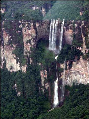 Waterfalls visible on flight to Angel Falls in Venezuela