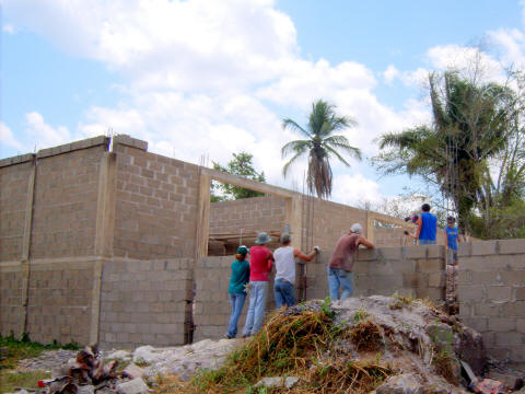 Volunteers building wall at La Loma Luz in Belize.