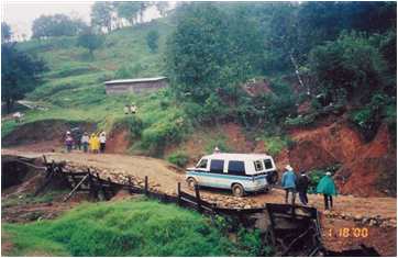 Adams van on slippery muddy road to San Lorenzo